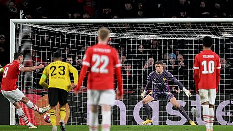 PSV-Stürmer Luuk de Jong (l) verwandelte den Elfmeter zum Ausgleich.