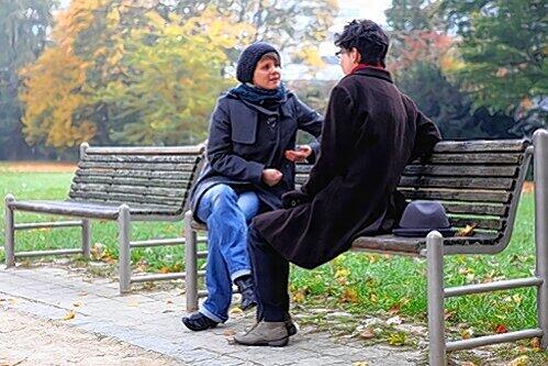 Die Frau, die die AZ Alena nennt, um sie zu schützen, beim Gespräch mit AZ-Reporterin Marlina Pfefferer im Nürnberger Stadtpark.