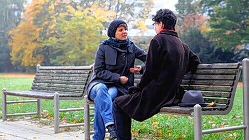 Die Frau, die die AZ Alena nennt, um sie zu schützen, beim Gespräch mit AZ-Reporterin Marlina Pfefferer im Nürnberger Stadtpark. Die Frau, die die AZ Alena nennt, um sie zu schützen, beim Gespräch mit AZ-Reporterin Marlina Pfefferer im Nürnberger Stadtpark.