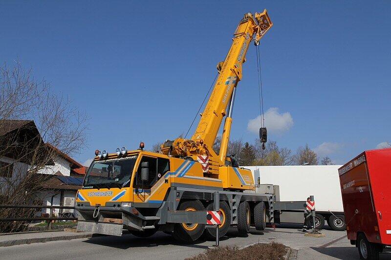 Ein Lastkran barg den Lkw aus seiner misslichen Lage.