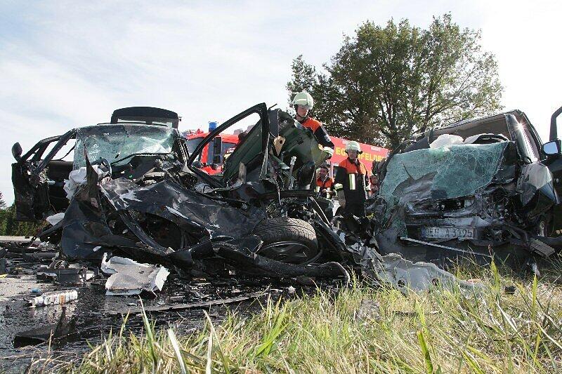 Drei Menschen tot, darunter ein 13-jähriger Junge, ein Kleinkind schwer verletzt: Zwei Autos waren bei einem Überholmanöver am Montagnachmittag frontal miteinander zusammengestoßen, wie die Polizei mitteilte. Die B20 war zunächst komplett gesperrt. Die Bilder vom schrecklichen Unfall.