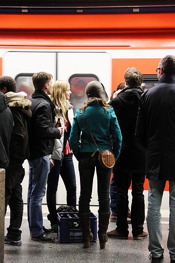 Bei dem über Facebook organisierten "Abschiedstrinken" in der Münchner S-Bahn haben rund 2.000 Menschen beim Feiern für erhebliche Sachbeschädigungen gesorgt.