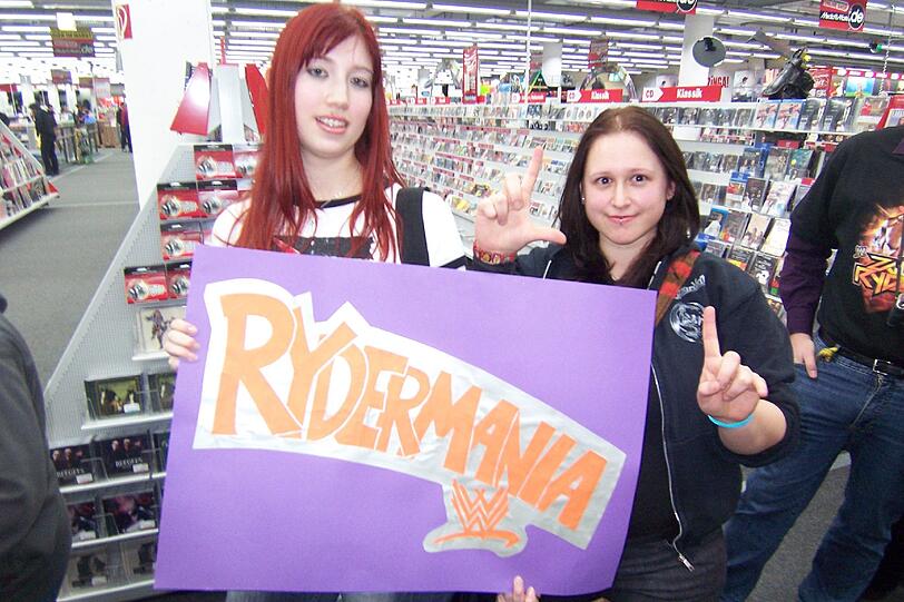 Tanja Giesecke, 25, und Stephanie Haseidl, 25 (v.l.): "Zack Ryder ist eben Zack Ryder: Er nimmt sich nicht so ernst, sprudelt vor Lebensenergie und strahlt so viel Spass und Freude aus - da bekommt man glatt Lust selber in den Ring zu steigen - dann aber eher als Nummerngirl."