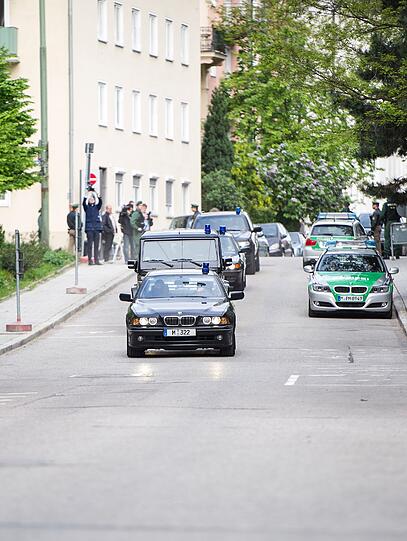 Im Panzerwagen und mit Blaulicht wurde Beate Zschäpe zum Oberlandesgericht gebracht. Die Bilder.
