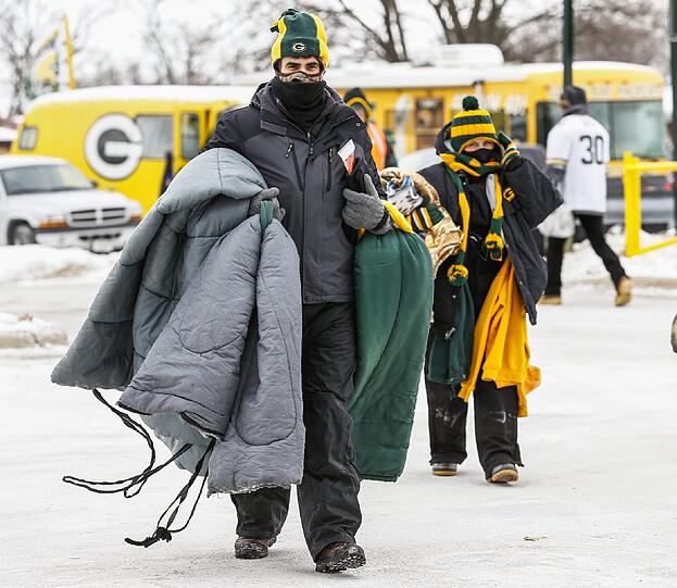 Fans der Green Bay Packers machen sich bereit für den Start der NFL Wild Card Playoffs zwischen den San Francisco 49ers und den Green Bay Packers in Green Bay, Wisconsin.