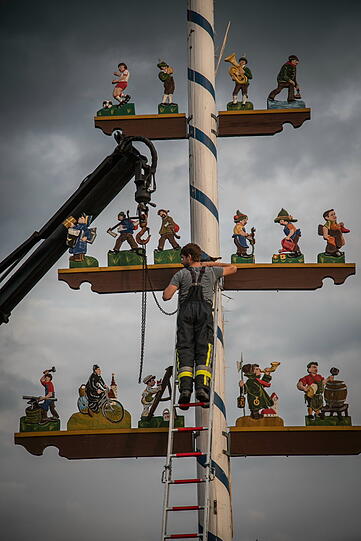 Der Blitz hat den Maibaum völlig zerstört. Die Bilder vom Feuerwehreinsatz in Otting.