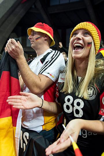 Schrille Outfits, skurrile Masken, schräge Typen, ausgelassene Stimmung: Bei der Handball-Europameisterschaft geben die Fans für ihre Teams tatsächlich alles. Die Bilder aus Polen...