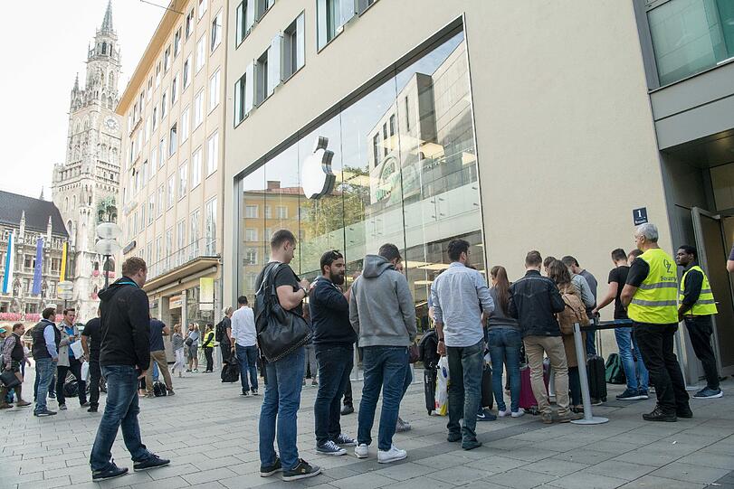 iPhone-Jäger aus aller Welt: In München, Hamburg, Hong Kong und Dänemark warten unzählige Menschen voller Euphorie vor dem Apple-Store auf das neue Modell. Alle Bilder zum ersten Verkaufstag sehen Sie hier.