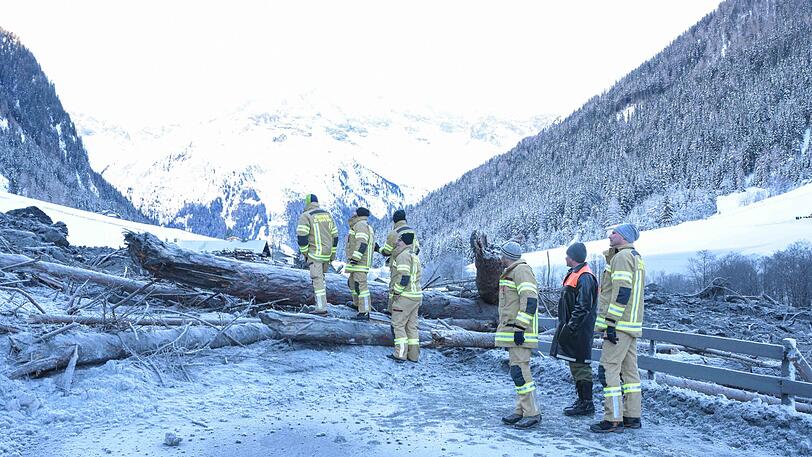 In der Tiroler Gemeinde Vals hat sich am Heiligen Abend ein Felssturz ereignet - die Bilder.