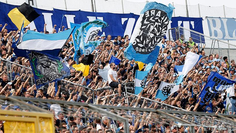 Stimmungsvoll unterwegs aber beim München-Derby vielleicht nur in geringer Zahl vertreten: die Fans des TSV 1860 München.