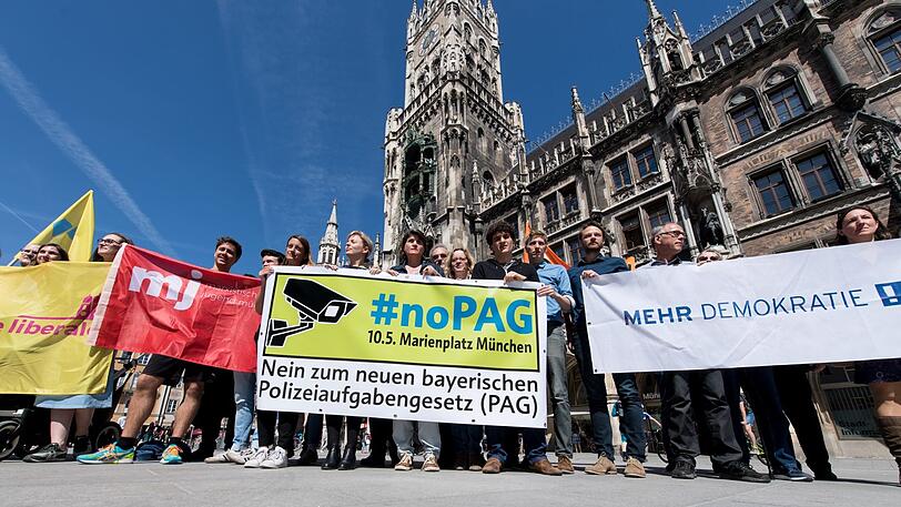 Die Gründungsmitglieder des Bündnisses "noPAG &ndash; Nein zum neuen Polizeiaufgabengesetz" auf dem Marienplatz.