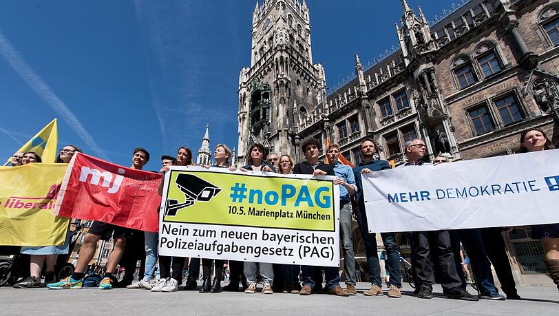 Die Gründungsmitglieder des Bündnisses "noPAG – Nein zum neuen Polizeiaufgabengesetz" auf dem Marienplatz. Die Gründungsmitglieder des Bündnisses "noPAG – Nein zum neuen Polizeiaufgabengesetz" auf dem Marienplatz.