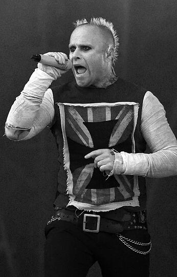 Prodigy-Sänger Keith Flint ist mit nur 49 Jahren verstorben. Die Polizei fand die Leiche des Musikers am 4. März in seinem Haus. Noch ist die Todesursache nicht bekannt.