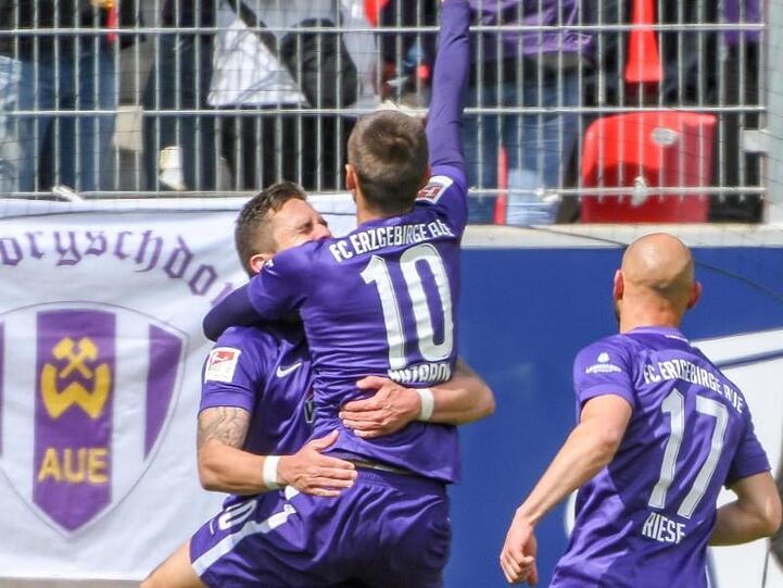 Aues Dimitrij Nazarov (M) jubelt mit Pascal Testroet (l.), daneben kommt Philipp Riese (r.) angelaufen. Foto: Armin Weigel