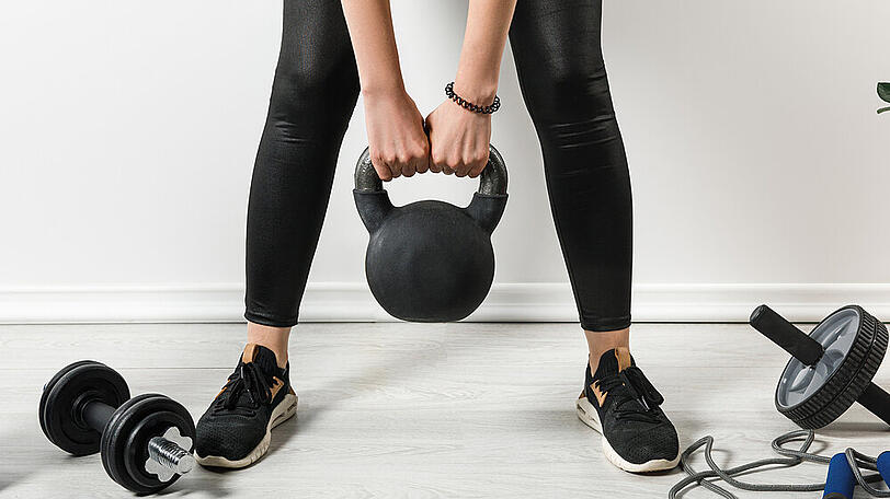 Kettlebells eignen sich ideal für das Krafttraining zu Hause.