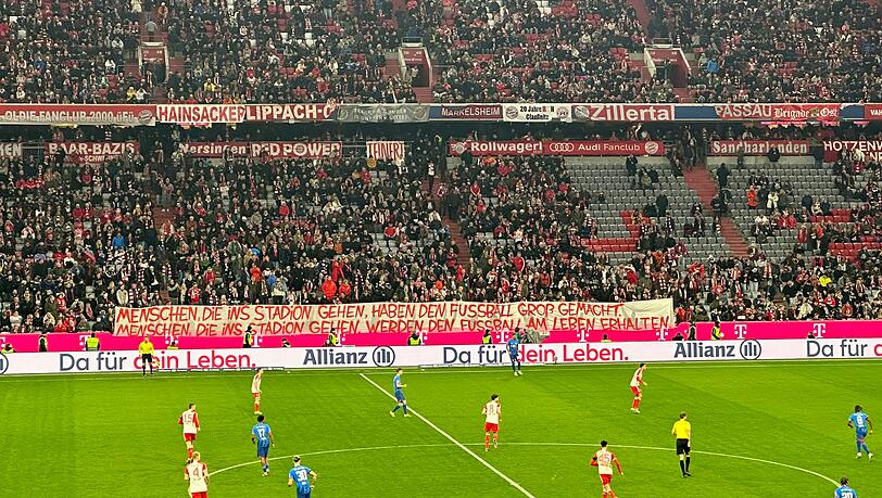Die Bayern-Fans äußerten sich zu Beginn der zweiten Halbzeit mit einem Spruchband zum geplatzten Investoren-Deal der DFL.