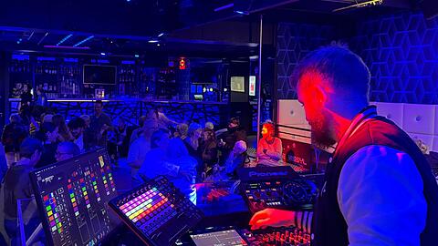 F&uuml;r die Senioren spielt der DJ Hits aus deren Jugend.