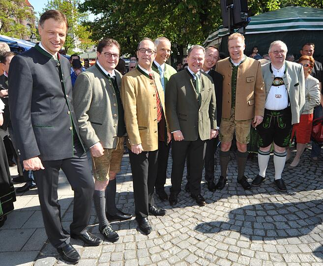 Auch Minister Heubisch freute sich über den neuen Maibaum.