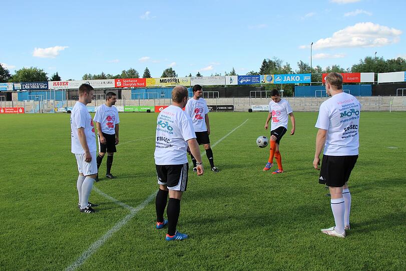Ausnahmezustand vor Guardiolas erstem Spiel in Weiden: Die AZ war schon da und zeigt in der Bilderstrecke, was die Bayern dort erwartet.