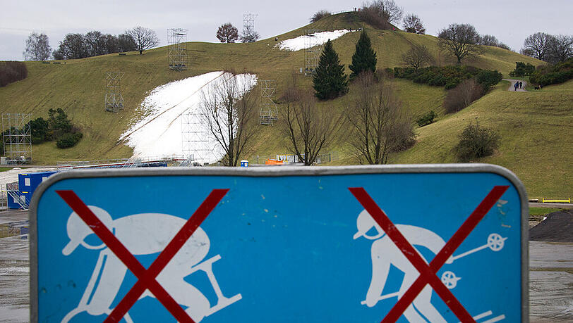 Ein Schild mit den Symbolen "Rodeln und Skifahren nicht gestattet." steht auf dem Olympiagelände in München (Archivbild) Ein Schild mit den Symbolen "Rodeln und Skifahren nicht gestattet." steht auf dem Olympiagelände in München (Archivbild)