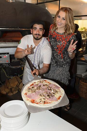 Verena Kerth mit Pizza-Bäcker Guiseppe