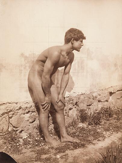 Wilhelm von Gloeden: Männlicher Akt mit Quadraturnetz, Taormina, um 1890, Albuminpapier