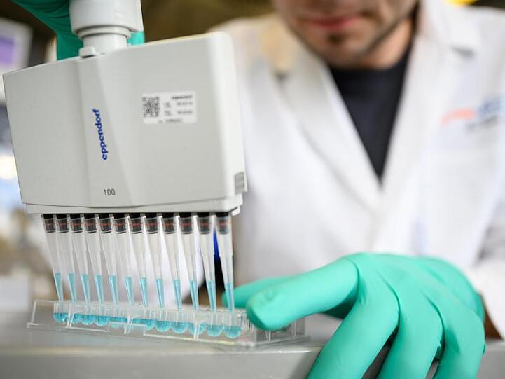 Impfstoff-Forschung im Labor eines pharmazeutischen Unternehmens.