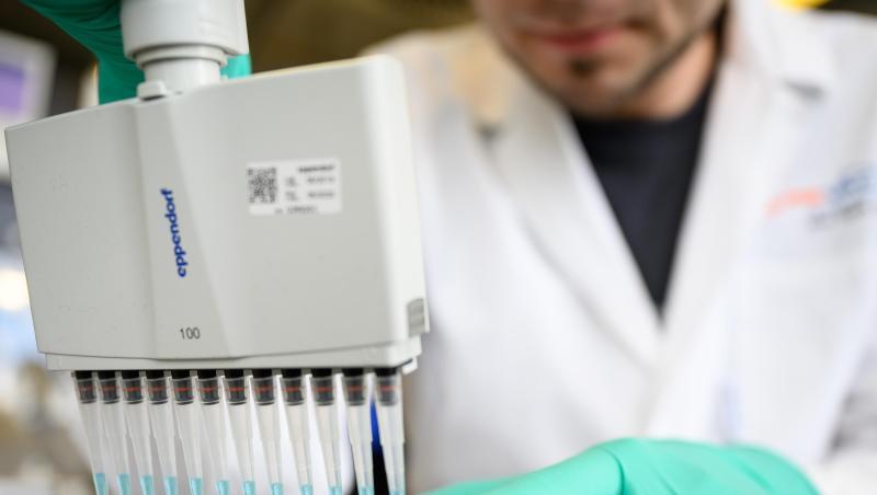 Impfstoff-Forschung im Labor eines pharmazeutischen Unternehmens. Impfstoff-Forschung im Labor eines pharmazeutischen Unternehmens.
