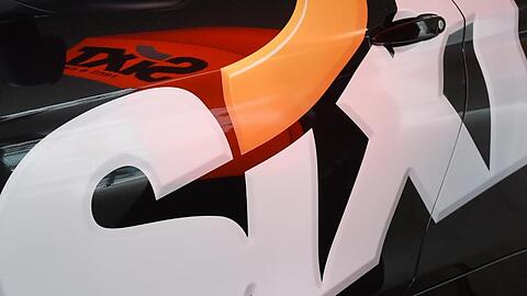 Das Logo des Autovermieters Sixt SE an einer Fahrzeugtür. Foto: Tobias Hase/dpa/Symbolbild