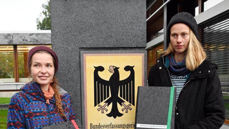 Die Studentinnen Caro (r) und Franzi reichen beim Bundesverfassungsgericht Verfassungsbeschwerde ein. Foto: Uli Deck/dpa