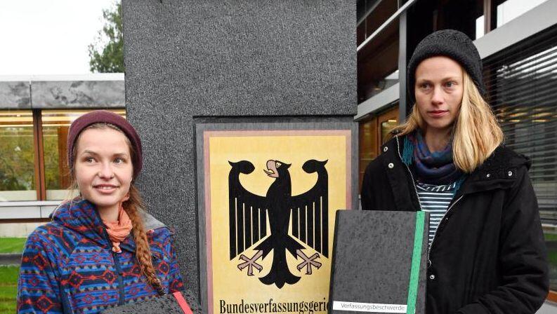 Die Studentinnen Caro (r) und Franzi reichen beim Bundesverfassungsgericht Verfassungsbeschwerde ein. Foto: Uli Deck/dpa Die Studentinnen Caro (r) und Franzi reichen beim Bundesverfassungsgericht Verfassungsbeschwerde ein. Foto: Uli Deck/dpa