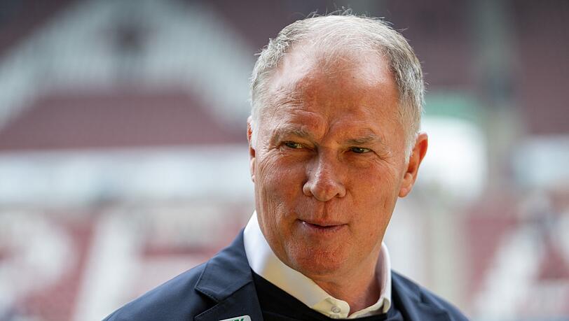Sportdirektor Stefan Reuter (Augsburg) lacht.