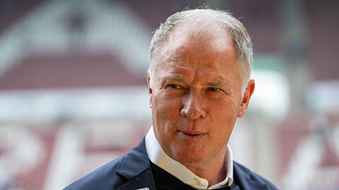 Sportdirektor Stefan Reuter (Augsburg) lacht.