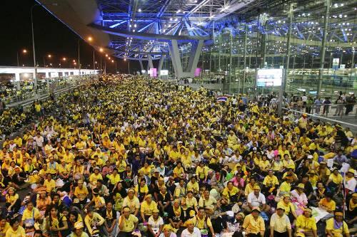 Tausende Demonstranten halten seit der Nacht zum Mittwoch den internationalen Flughafen von Bangkok besetzt.