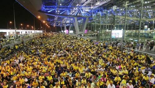 Tausende Demonstranten halten seit der Nacht zum Mittwoch den internationalen Flughafen von Bangkok besetzt.