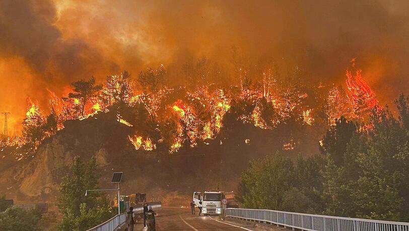 In der Türkei kämpfen Helfer gegen zahlreiche Waldbrände.
