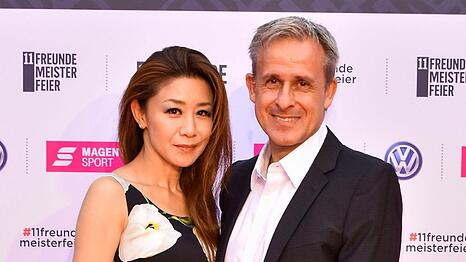 Die Japanerin Hitomi Koizumi hatte Pierre Littbarski vor mehr als 30 Jahren kennengelernt. Die beiden haben zusammen zwei erwachsene S&ouml;hne.