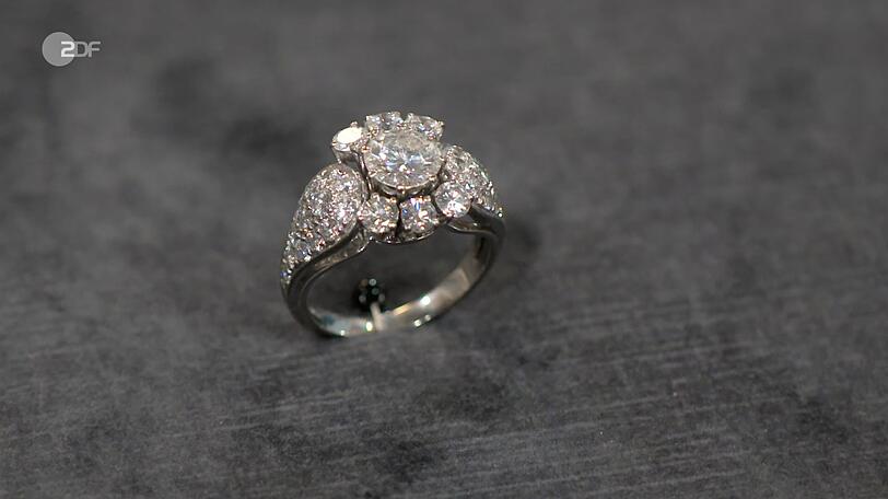 Ein opulenter Cluster-Ring aus 750er Weißgold mit 2,5 Karat Diamanten stammte von Julius Graef Söhne aus Idar-Oberstein und wurde von Heide Rezepa-Zabel in die 1960er-Jahre datiert. Die Expertin schätzte ihn auf 4.000 bis 4.500 Euro. Der Wunschpreis lag bei 3.000 Euro und Susanne Steiger sicherte sich den "Hochkaräter" für 3.200 Euro. Ein opulenter Cluster-Ring aus 750er Weißgold mit 2,5 Karat Diamanten stammte von Julius Graef Söhne aus Idar-Oberstein und wurde von Heide Rezepa-Zabel in die 1960er-Jahre datiert. Die Expertin schätzte ihn auf 4.000 bis 4.500 Euro. Der Wunschpreis lag bei 3.000 Euro und Susanne Steiger sicherte sich den "Hochkaräter" für 3.200 Euro.