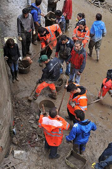 Schwere Unwetter in Italien haben in den letzten zwei Wochen mindestens 16 Menschen das Leben gekostet - Ende des Regens nicht vor Ende der Woche.