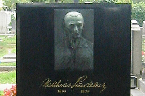 S WIE SINDELAR, Matthias, der &bdquo;Papierene&ldquo; (1903 &ndash; 1939), Mittelstürmer und Kapitän des legendären Wunderteams der dreißiger Jahre. Der Schriftsteller Friedrich Thorberg setzte Sindelar nach dessen rästelhaftem Tod ein literarisches Denkmal.