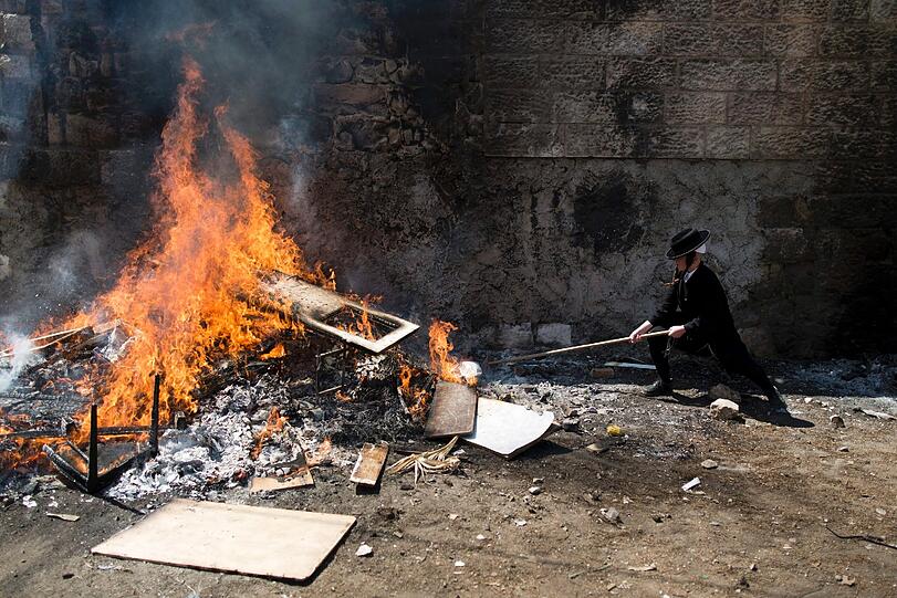 Ein junger ultra-orthodoxer Jude verbrennt Brot in Jerusalem. Dieser Brauch markiert den Beginn des Pessach-Festes, das an den Auszug der Israeliten aus Ägypten und die Befreiung aus der Sklaverei erinnern soll.