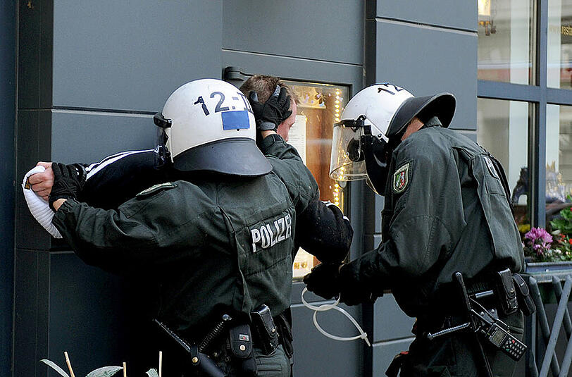 Polizeieinsatz gegen Hooligans in Köln - die Bilder.