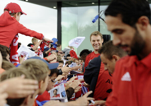 Neuer und Beanatia gaben den Bayern-Fans Autogramme.
