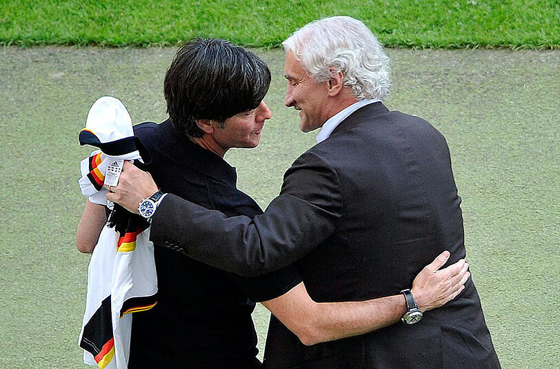 Rudi Völler (r.) lobt seinen Vor-Vorgänger im Amt des Bundestrainers.