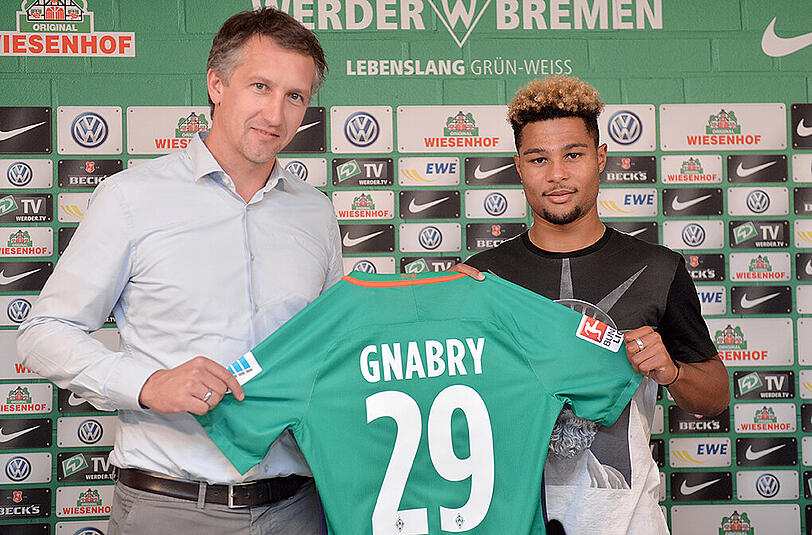 Werder-Sportchef Frank Baumann stellte Neuzugang Serge Gnabry am 31. August im Bremer Weserstadion vor.