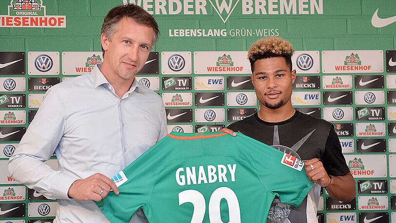Werder-Sportchef Frank Baumann stellte Neuzugang Serge Gnabry am 31. August im Bremer Weserstadion vor. Werder-Sportchef Frank Baumann stellte Neuzugang Serge Gnabry am 31. August im Bremer Weserstadion vor.