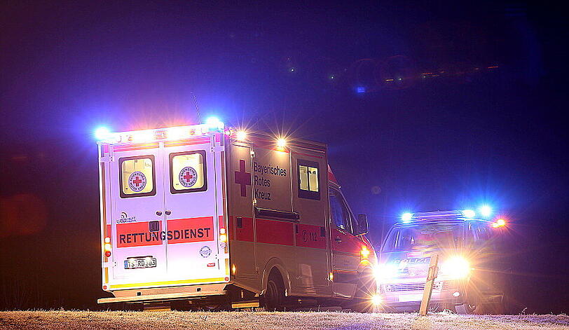 Unfall auf spiegelglatter Straße: Eine 20-Jährige überschlägt sich mit ihrem Fiesta mehrfach.