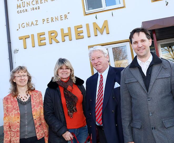 Diskutierten im Tierheim (v.l.): Bettina Messinger (SPD), Evelyne Menges (CSU), Kurt Perlinger (Chef des Tierschutzvereins) und Wolfgang Leitner (Grüne).