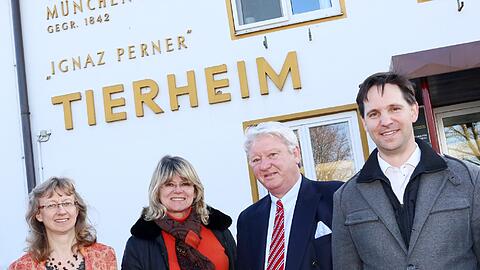 Diskutierten im Tierheim (v.l.): Bettina Messinger (SPD), Evelyne Menges (CSU), Kurt Perlinger (Chef des Tierschutzvereins) und Wolfgang Leitner (Grüne).