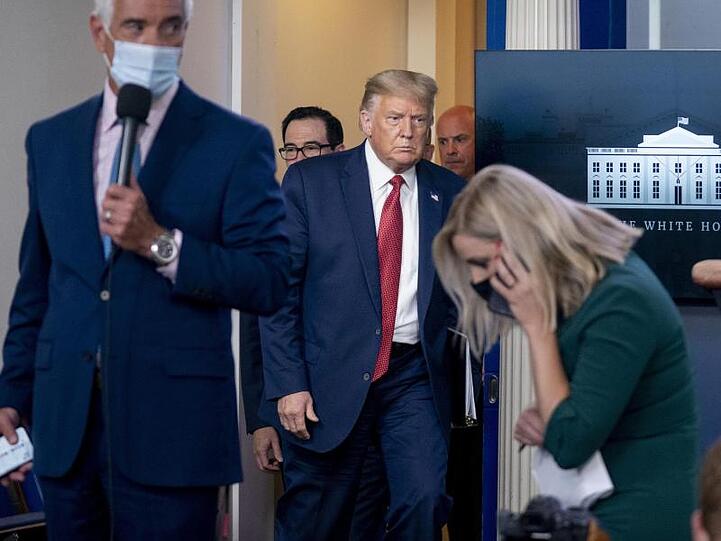 US-Präsident Trump kehrt zu der Pressekonferenz zurück, nachdem er wegen eines Sicherheitsvorfalls vor dem Zaun des Weißen Hauses den Raum verlassen hatte.